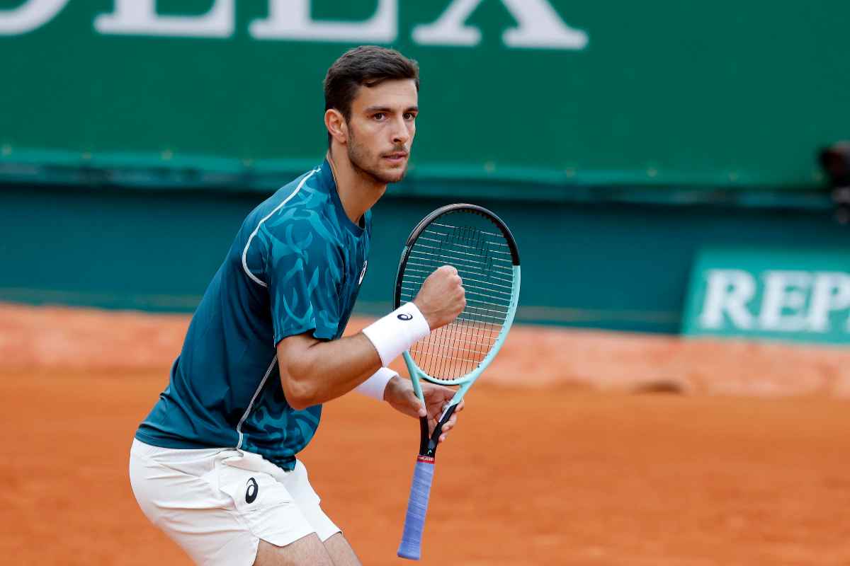 Lorenzo Musetti esulta con il pugno chiuso