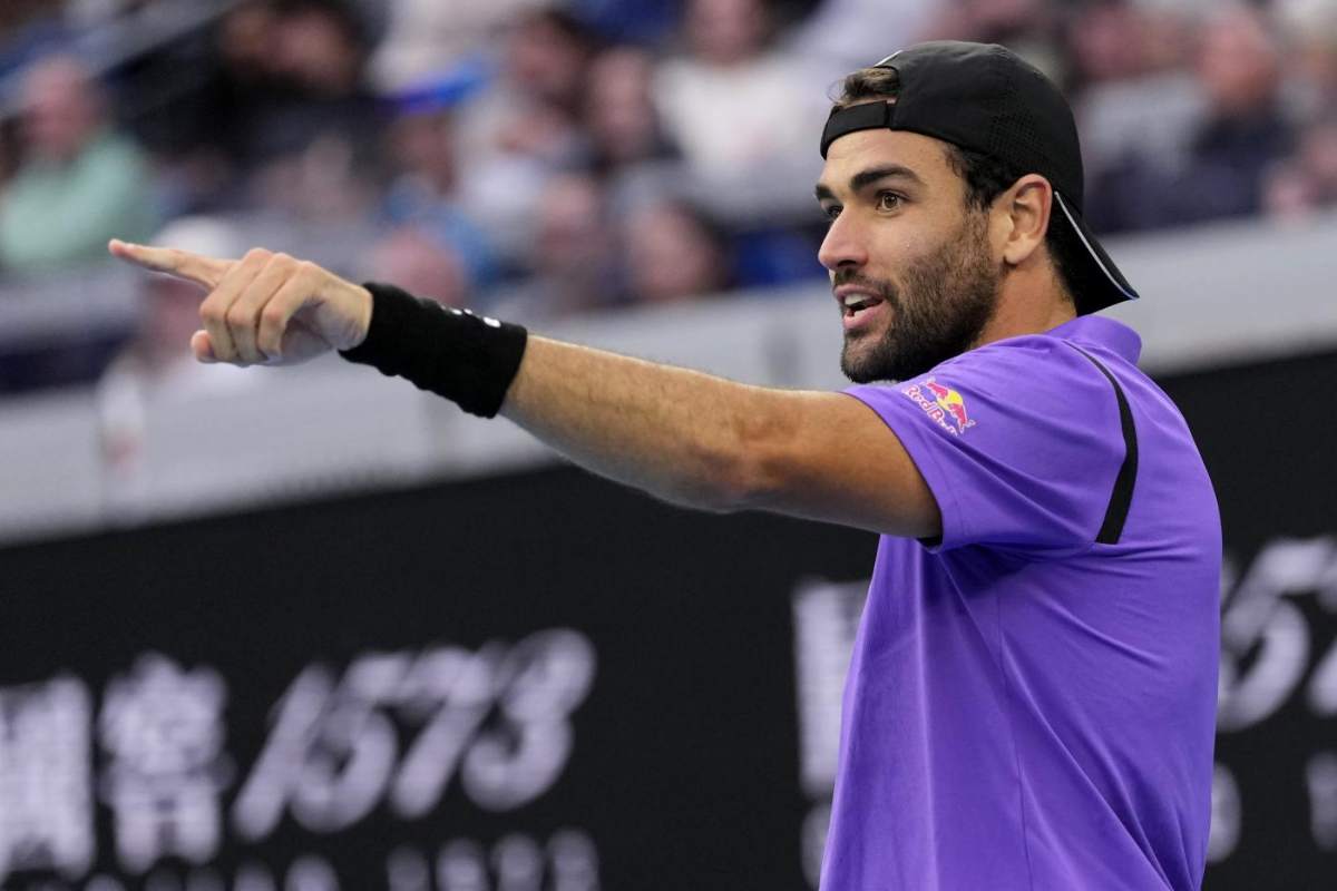 Berrettini indica qualcosa con il dito