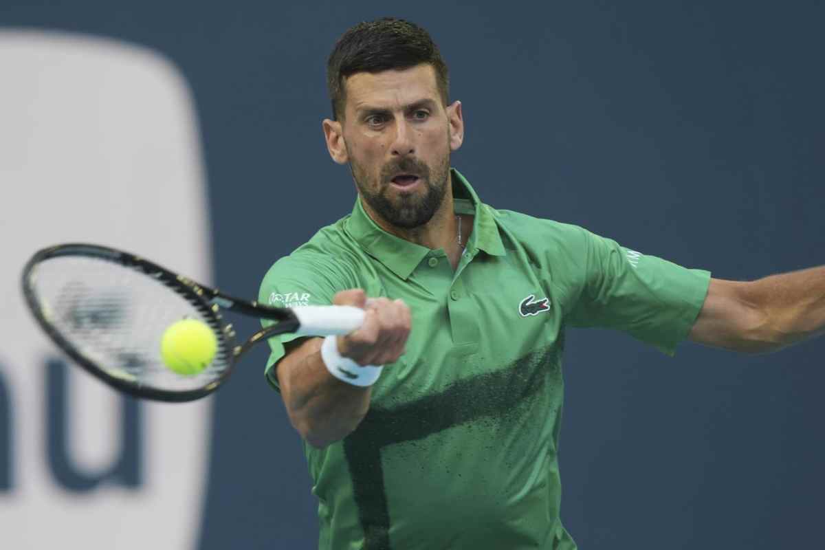 Djokovic colpisce di dritto