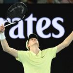 Jannik Sinner esulta a braccia alzate
