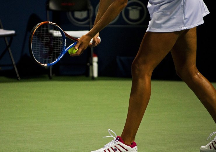 tennista al servizio