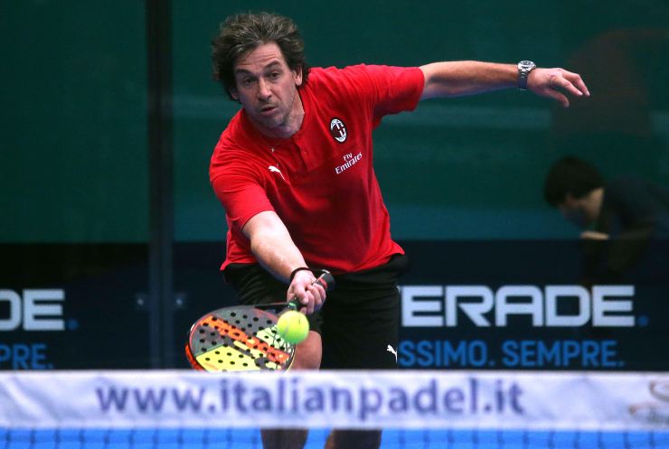 Demetrio Albertini gioca a padel con la maglia del Milan