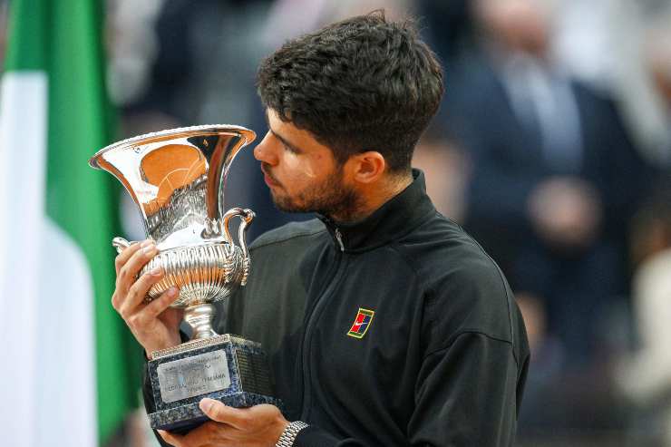Alcaraz bacia la coppa degli Internazionali di Roma