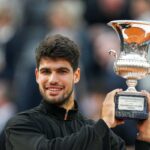 Carlos Alcaraz con il trofeo degli Internazionali di Roma