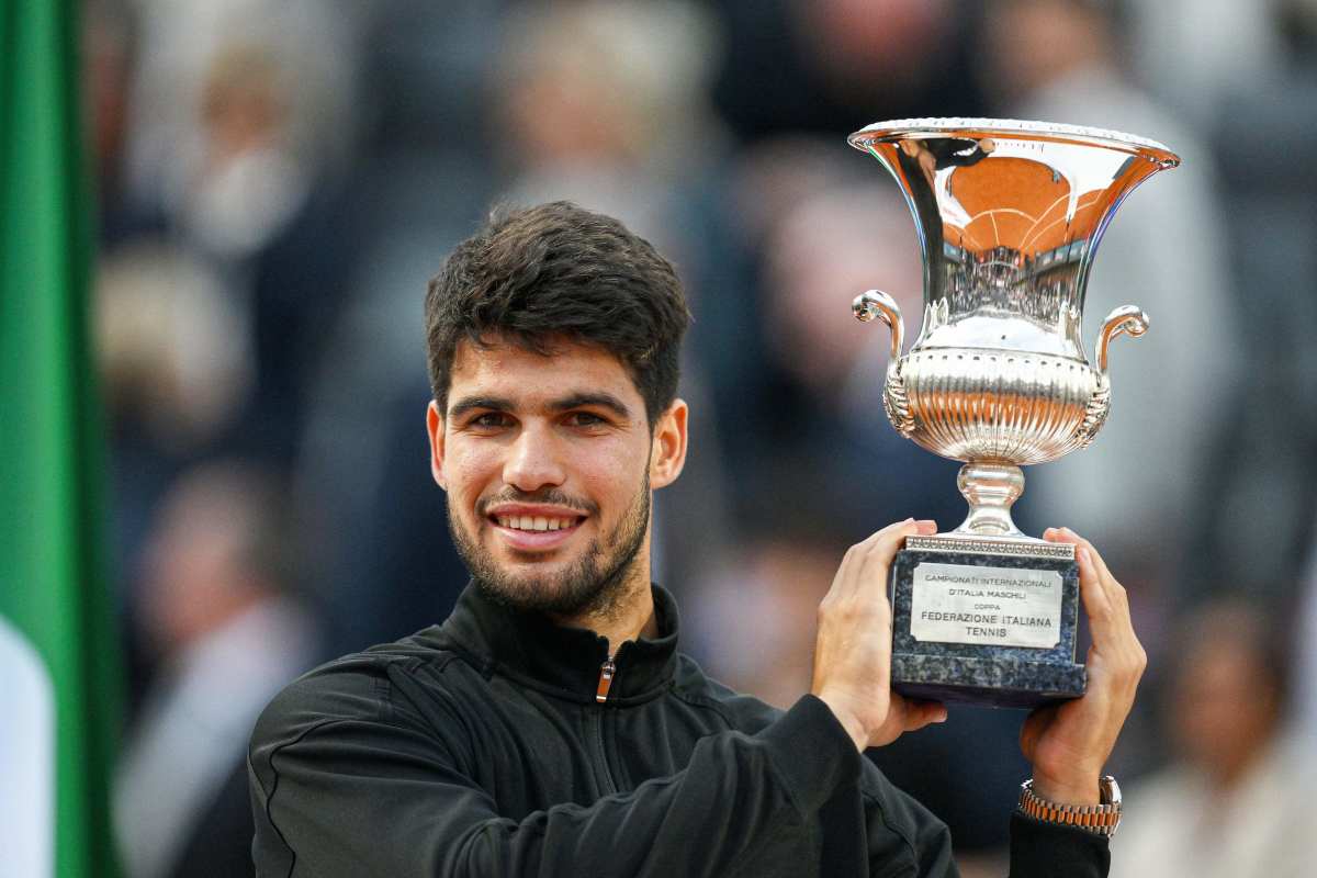 Carlos Alcaraz con il trofeo degli Internazionali di Roma