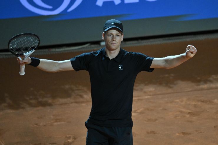 Jannik Sinner con le braccia larghe