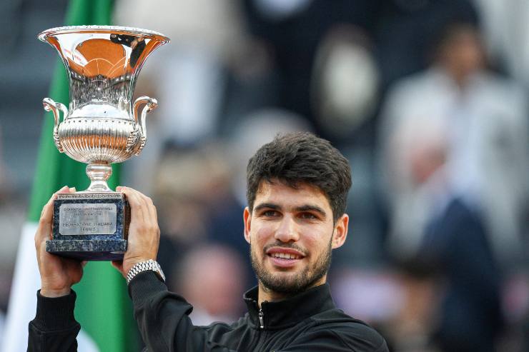 Alcaraz solleva il trofeo di Roma