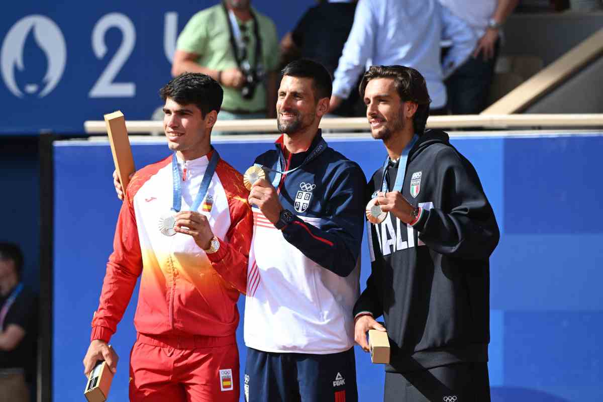 Alcaraz, Djokovic e Musetti posano sorridenti con le rispettive medaglie durante la premiazione alle Olimpiadi di Parigi