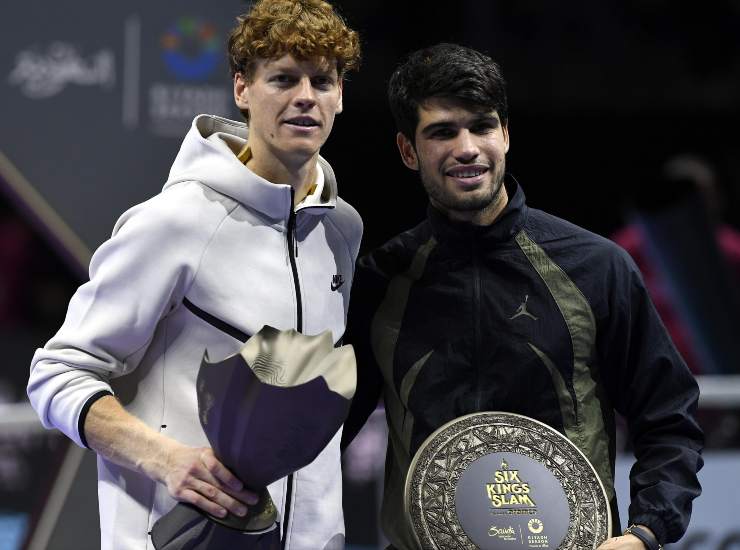 I tennisti Jannik Sinner e Carlos Alcaraz sorridono mentre gli scattano una foto
