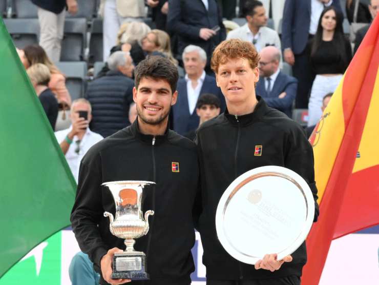 Sinner e Alcaraz durante la premiazione di Roma