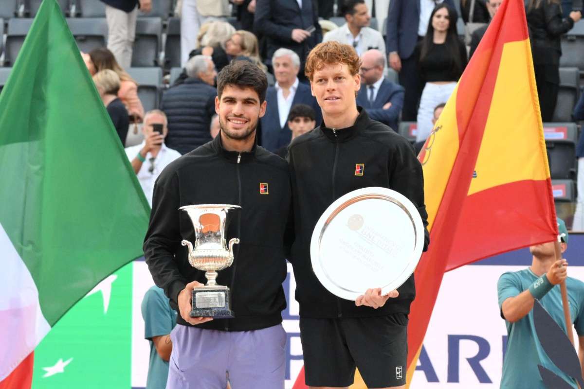 Alcaraz e Sinner alla premiazione sul centrale di Roma