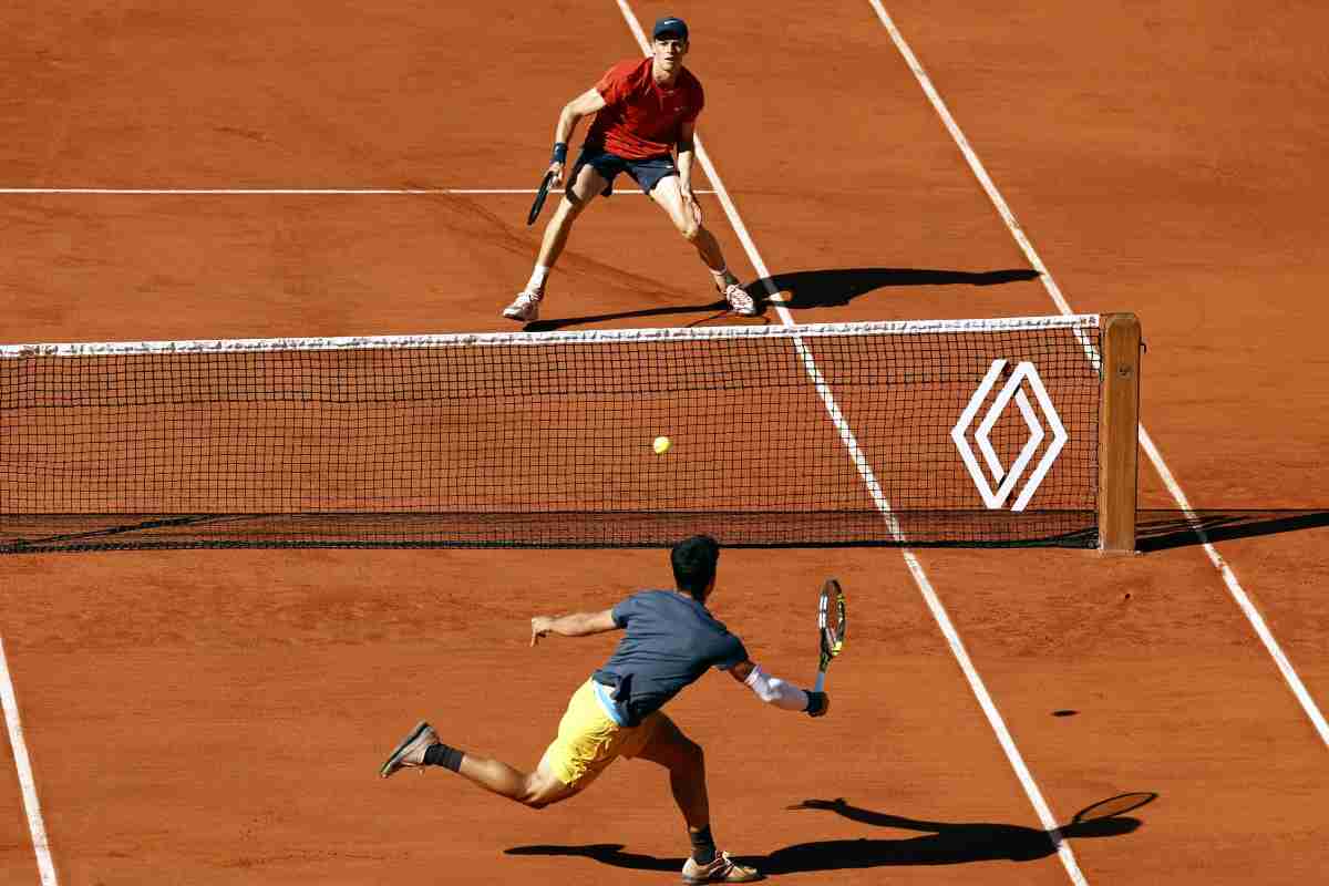 Sinner e Alcaraz si battono a rete al Roland Garros