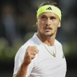 Alexander Zverev mentre stringe il pungo e con lo sguardo di traverso