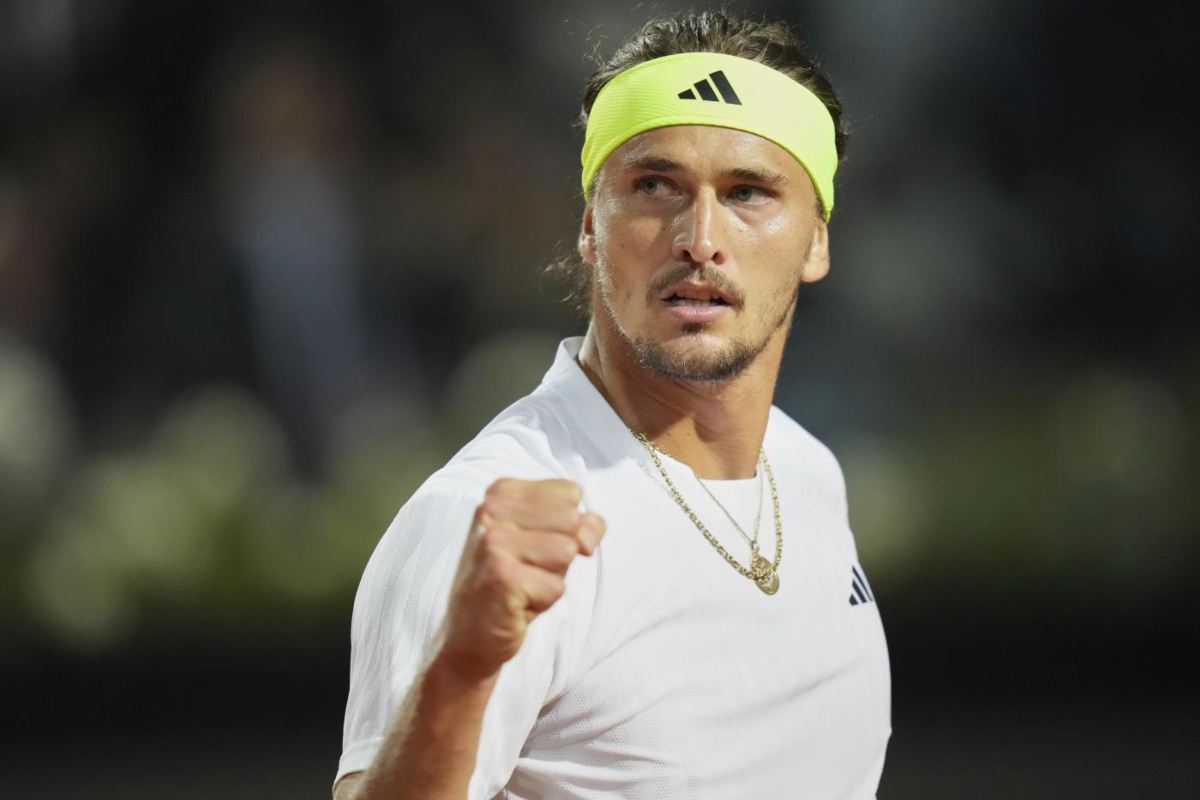 Alexander Zverev mentre stringe il pungo e con lo sguardo di traverso