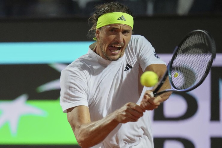 Alexander Zverev mentre esegue un rovescio bimane