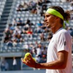 Alexander Zverev si appresta alla battuta in campo agli Internazionali d'Italia