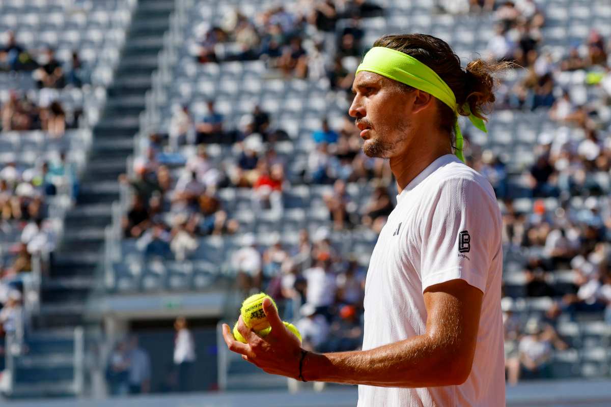 Alexander Zverev si appresta alla battuta in campo agli Internazionali d'Italia