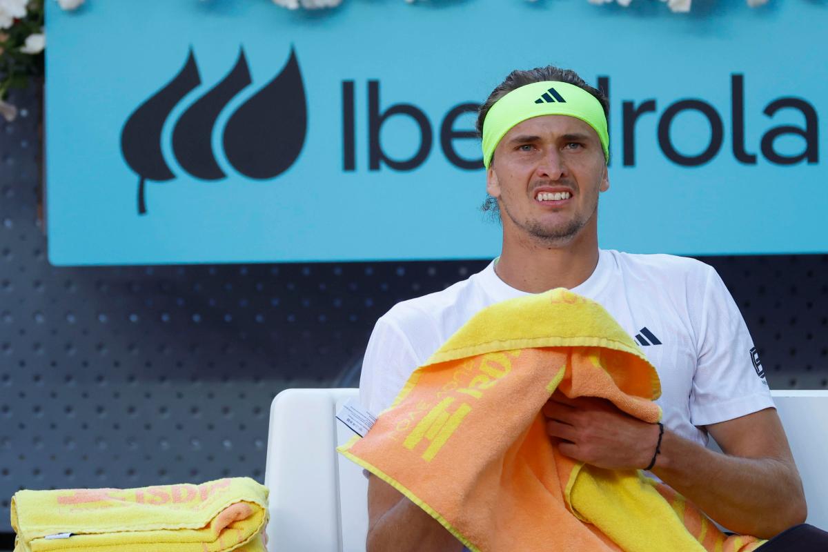 Alexander Zverev seduto in panchina con volto perplesso