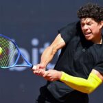 Il tennista americano Ben Shelton in azione durante un match