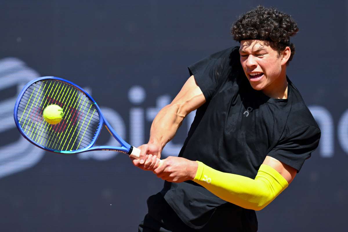 Il tennista americano Ben Shelton in azione durante un match