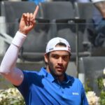 Matteo Berrettini esulta alzando il dito indice