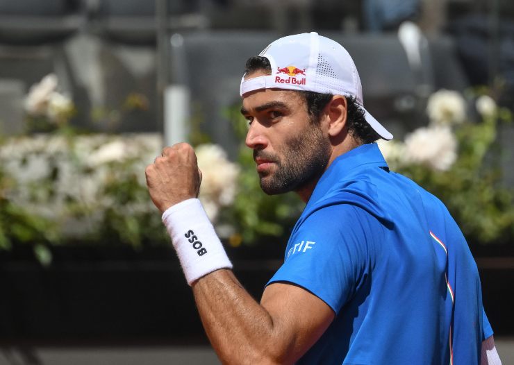 Matteo Berrettini esulta dopo aver conquistato un punto