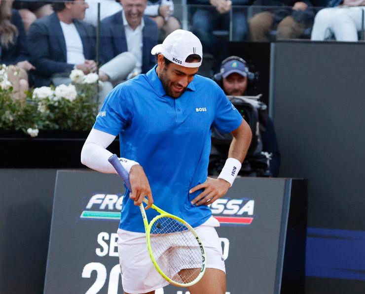 Matteo Berrettini sconsolato sul centrale del Foro Italico