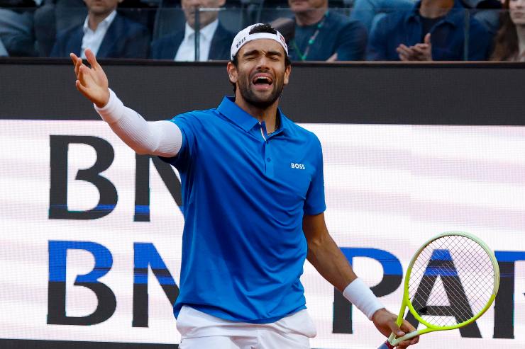 Matteo Berrettini si lamenta in campo