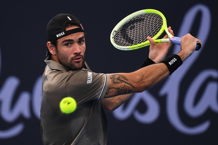 Matteo Berrettini esegue un rovescio