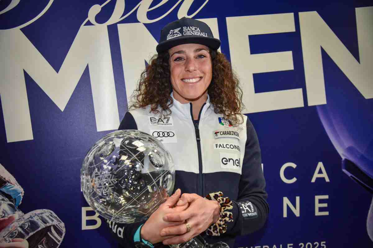 Federica Brignone con in mano la Coppa del Mondo