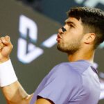 Carlos Alcaraz esulta mostrando un pugno