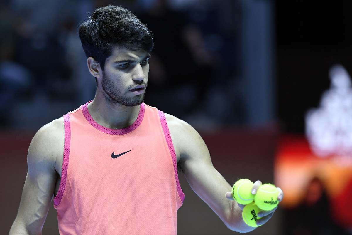 Carlos Alcaraz con le palline in mano