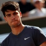 Primo piano di Carlos Alcaraz con espressione contrariata