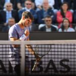 Carlos Alcaraz esulta a pugno alzato dopo aver vinto un punto a Roma