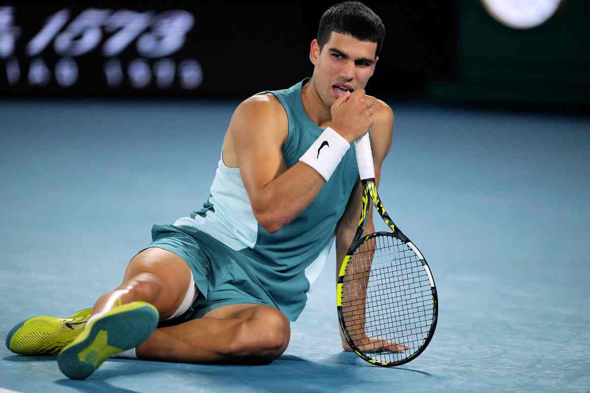 Carlos Alcaraz a terra durante un match