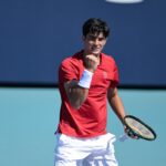 Federico Cinà festeggia alzando il pugno dopo aver vinto un punto