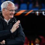 Claudio Ranieri sorride e saluta prima di un match della Roma