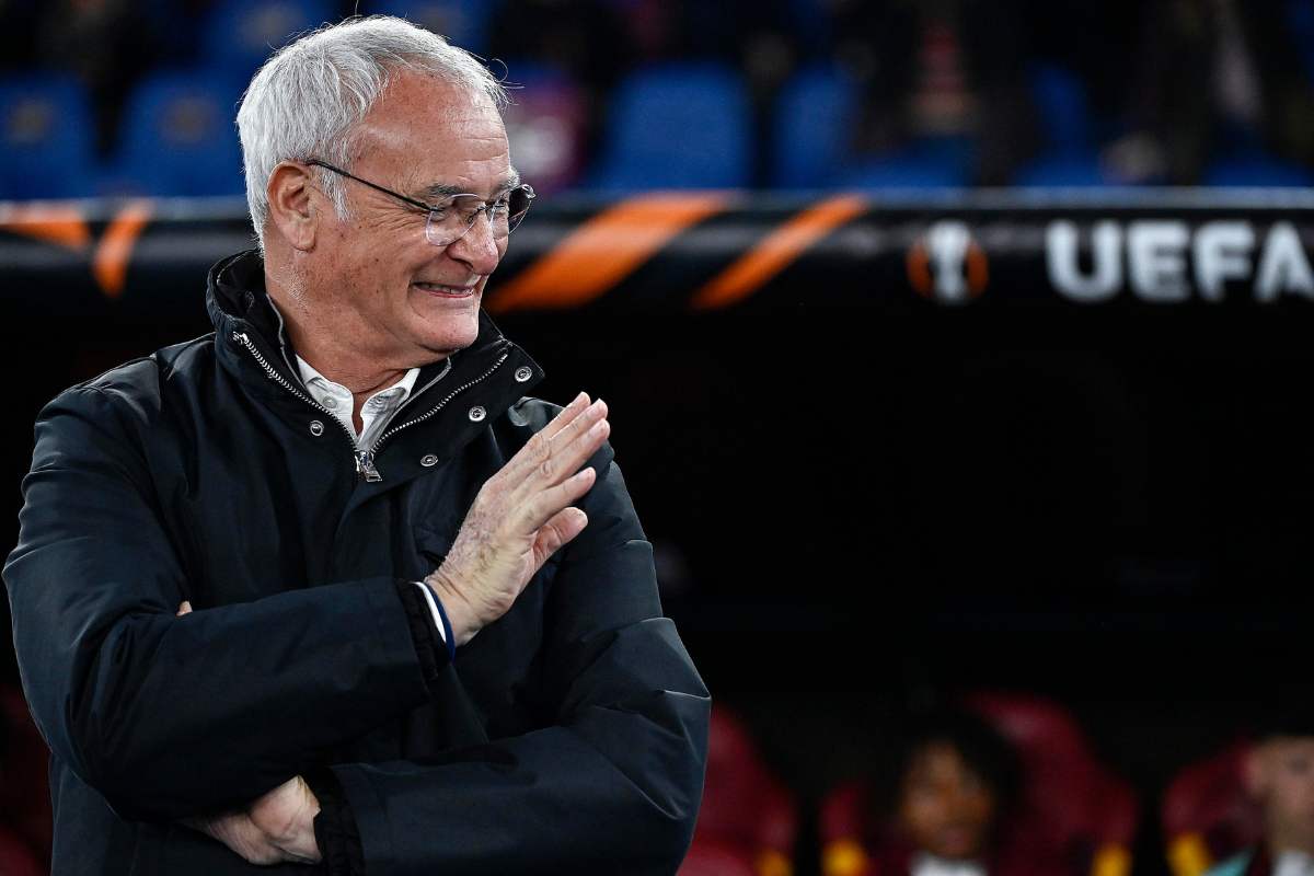 Claudio Ranieri sorride e saluta prima di un match della Roma