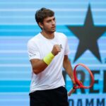 Flavio Cobolli esulta mostrando il pugno