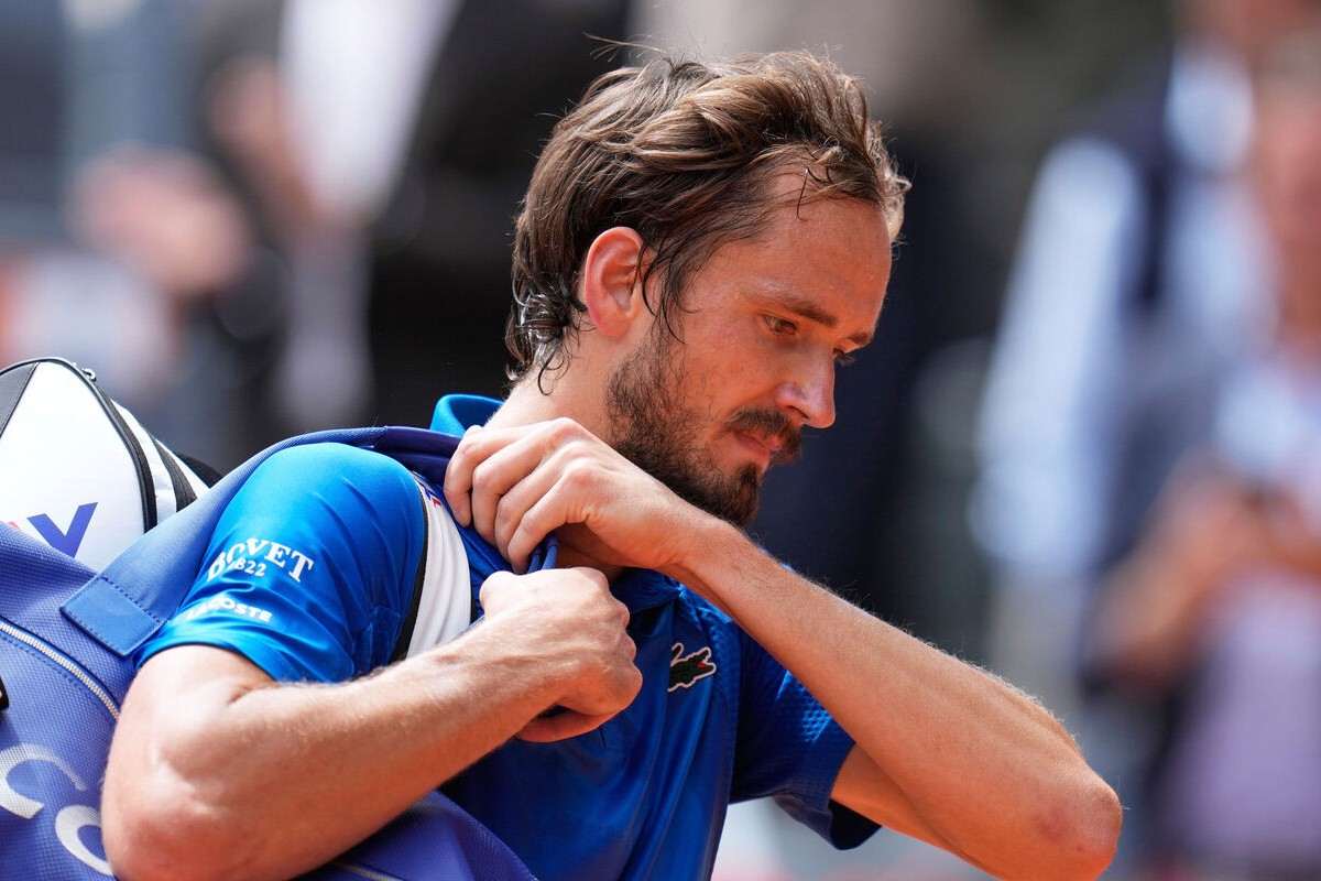 Daniil Medvedev lascia il campo deluso a Madrid