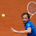 Daniil Medvedev in azione col dritto sulla terra battuta