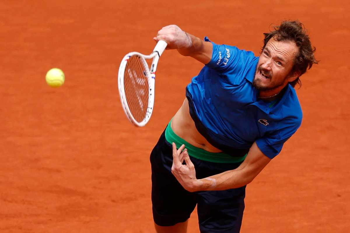 Daniil Medvedev al servizi sulla terra battuta