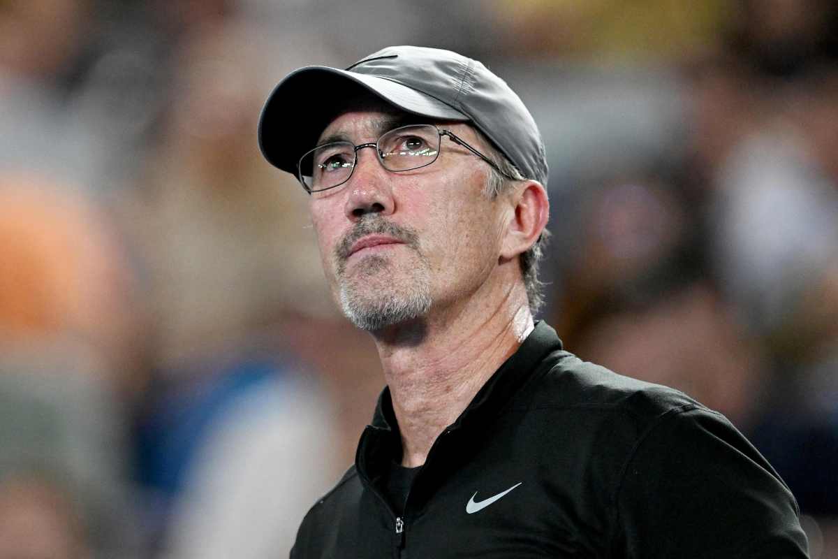 Darren Cahill osserva il match