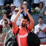 Djokovic festeggia in campo