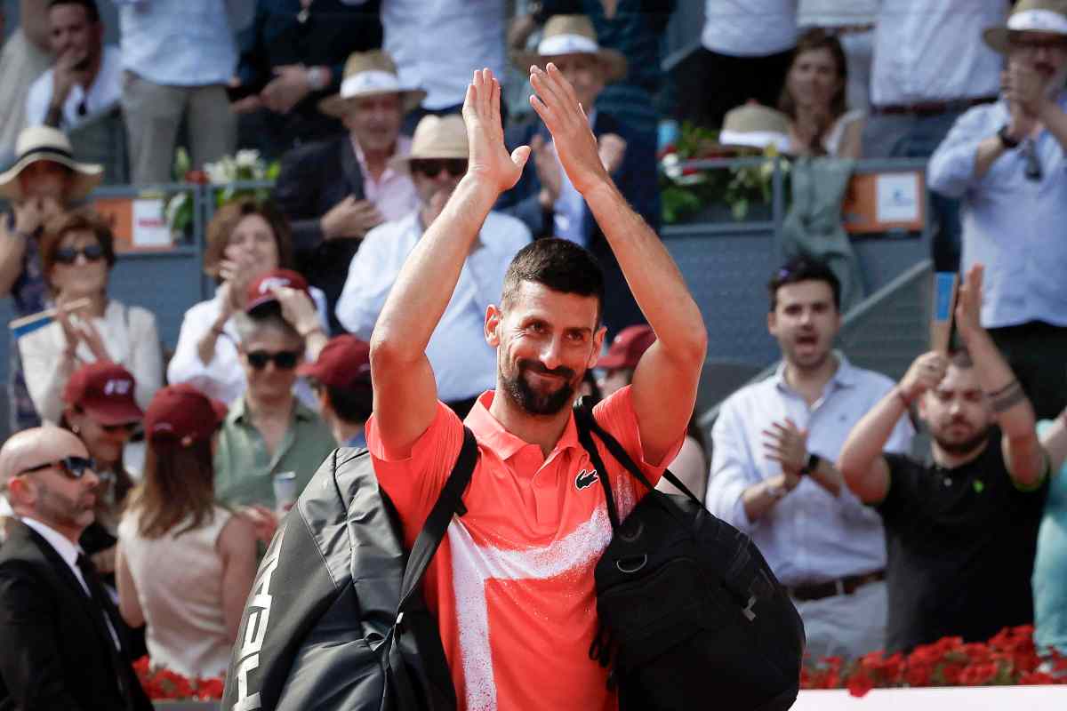 Djokovic festeggia in campo