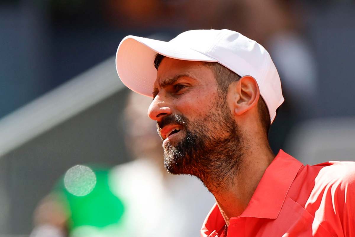 Primo piano di Novak Djokovic con un cappello bianco