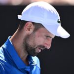 Primo piano di Djokovic con un cappello bianco