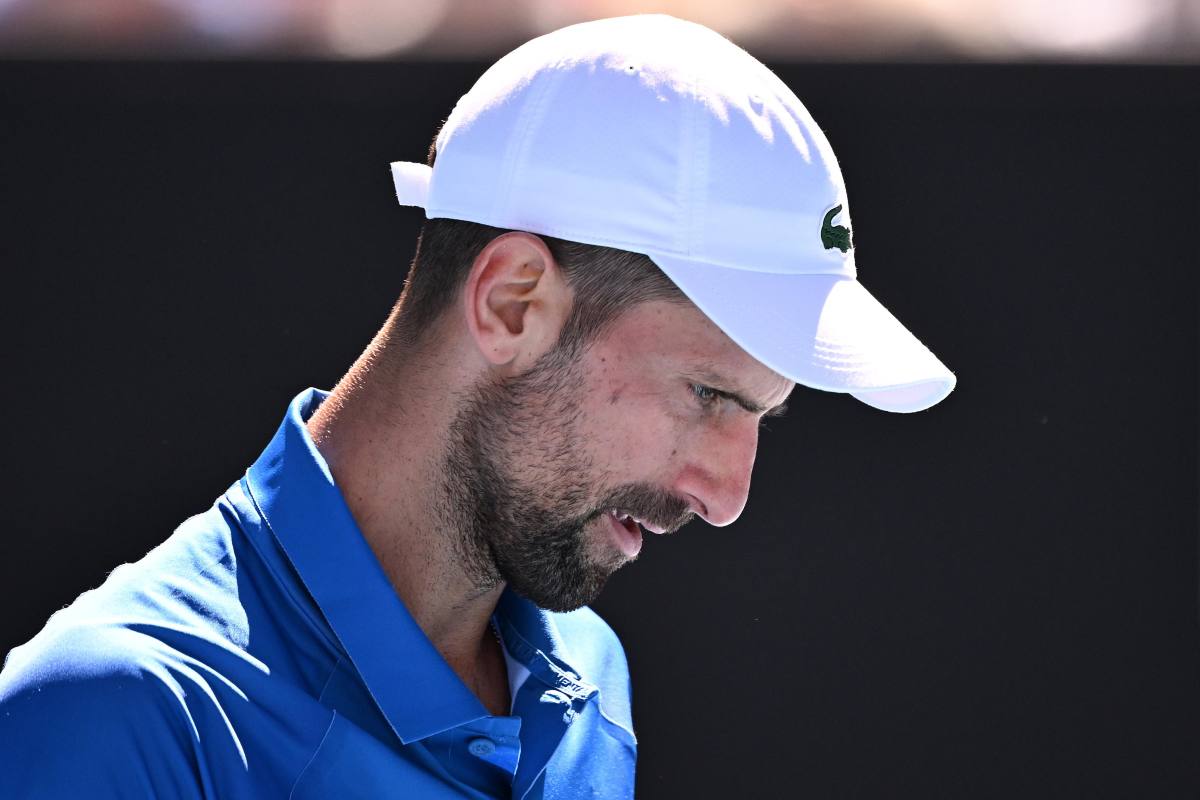 Primo piano di Djokovic con un cappello bianco