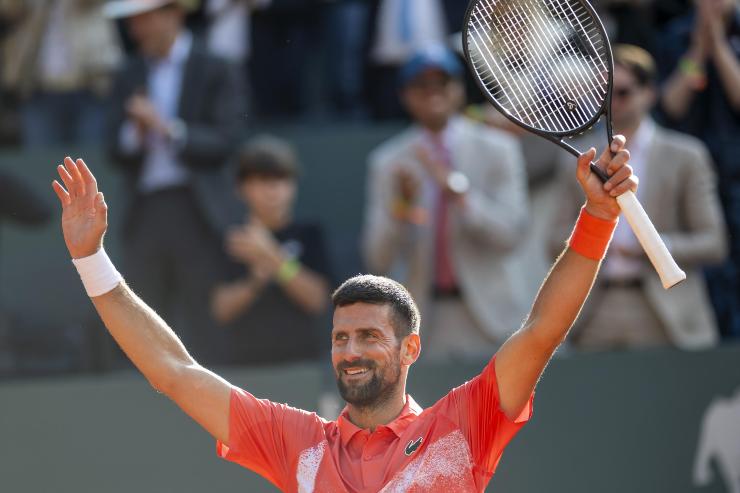 Novak Djokovic esulta con le braccia alzate