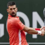 Djokovic colpisce di rovescio